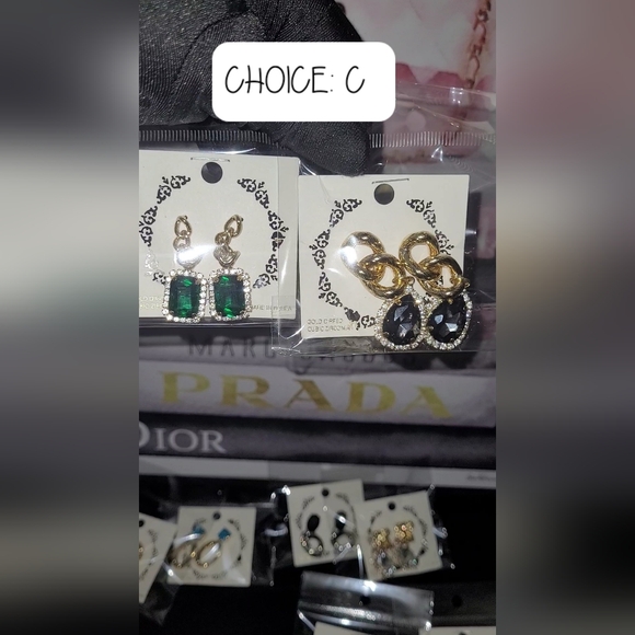 NEW CUBIC ZIRCONIA GOLD DIPPED  EARING UNIQUE .CUSTOM MADE💎CHOOSE YOUR LETTER💠 - Picture 4 of 10